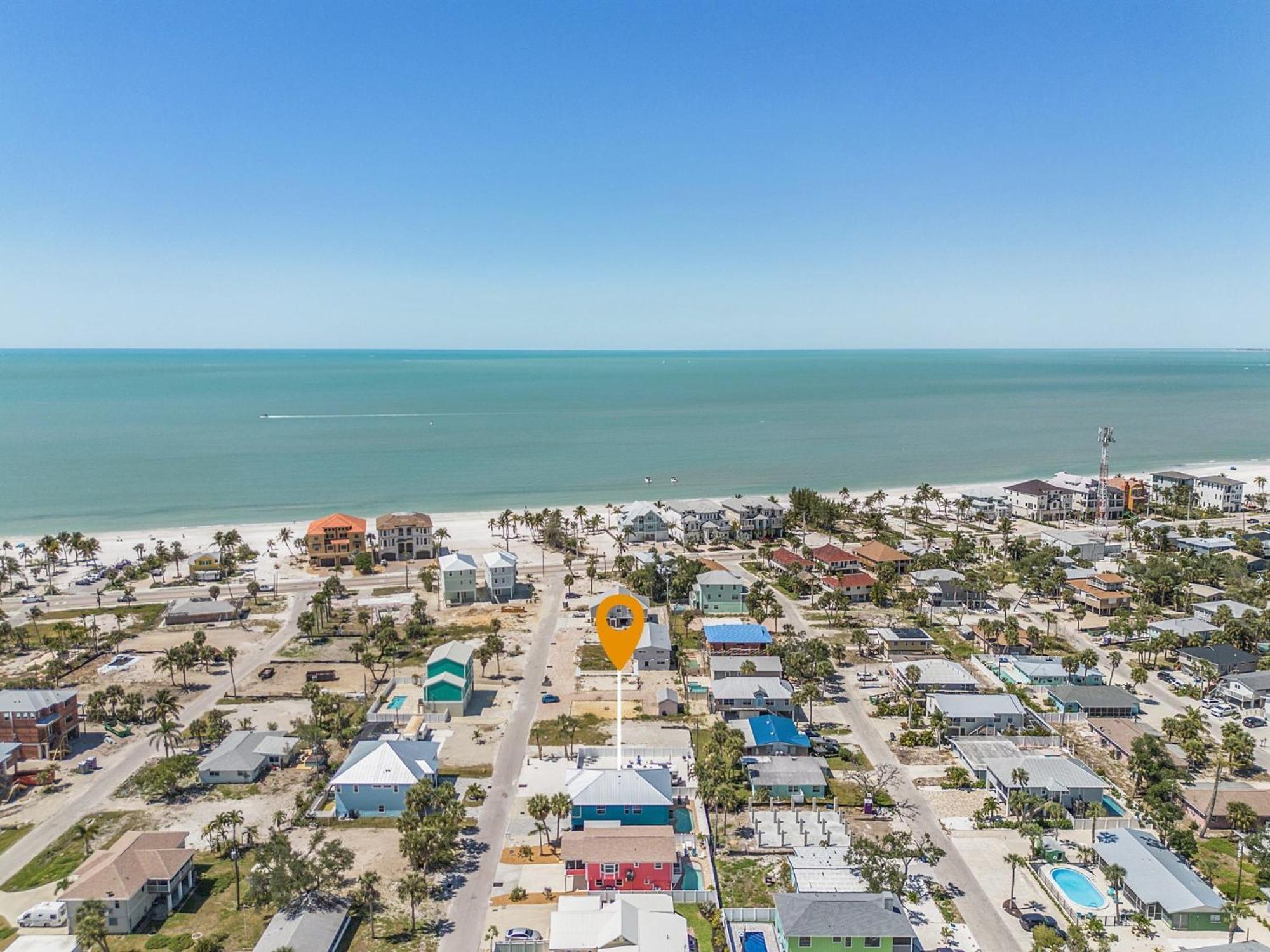 Inn-2-Blue: Poolside Fun & Beach Walks Await! Fort Myers Beach Exterior photo