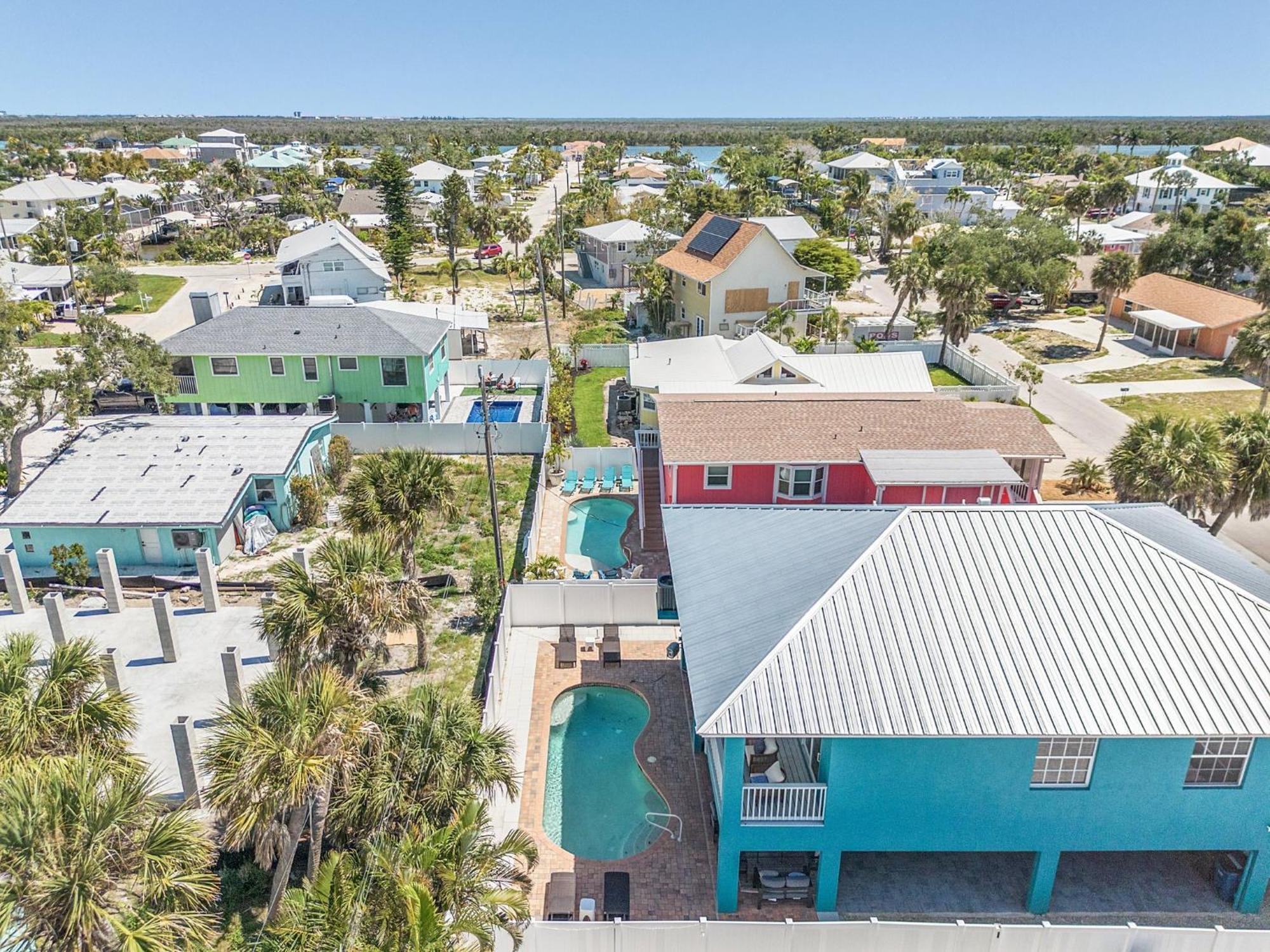 Inn-2-Blue: Poolside Fun & Beach Walks Await! Fort Myers Beach Exterior photo